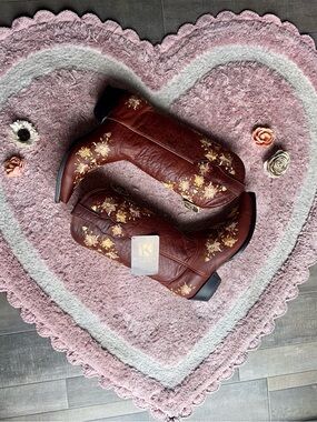 Beautiful King Exotic cowgirl boots retails for $200